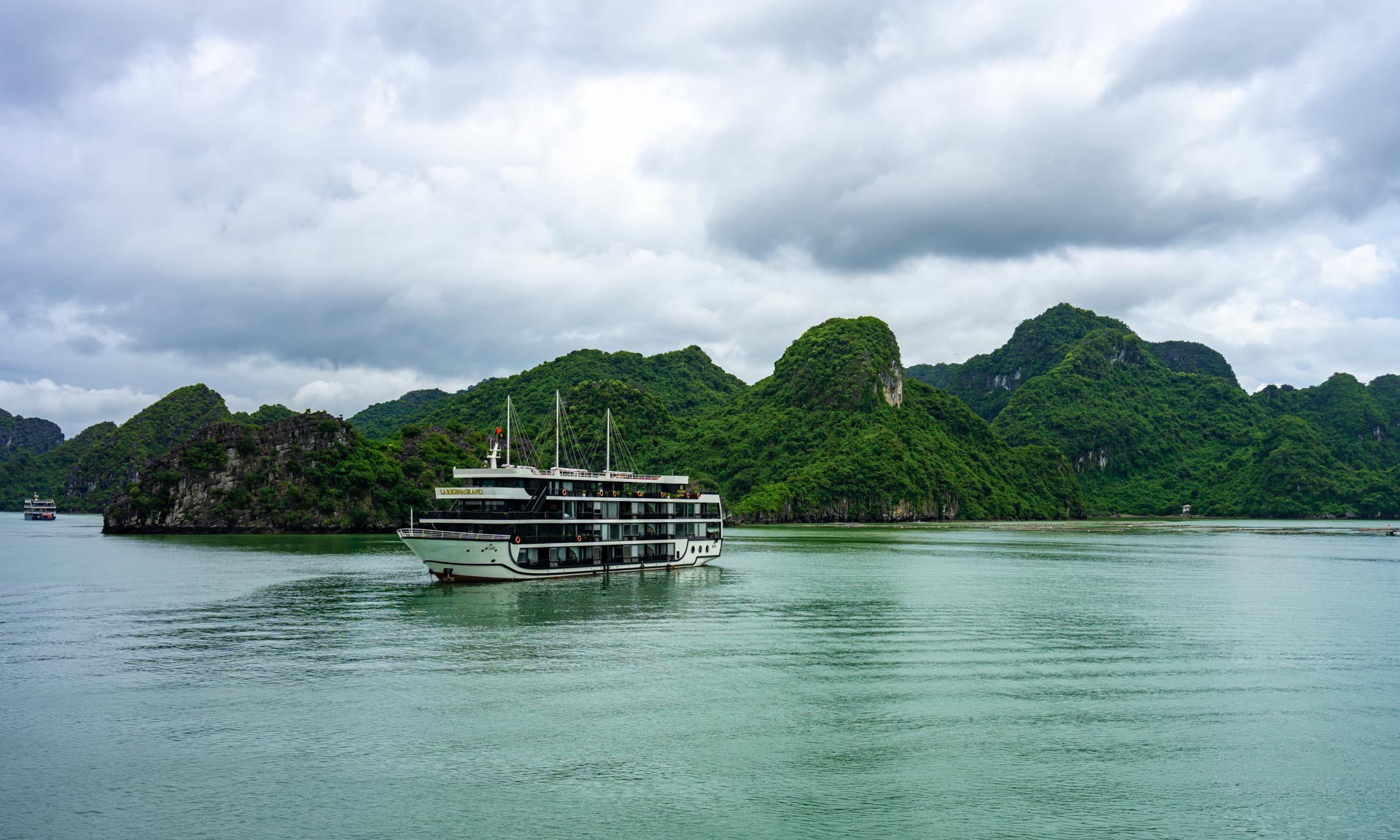 /fm/Files//Pictures/Ido Uploads/Asia/Vietnam/Ha Long Bay/Ha Long Bay - Cruise Mountain Water Sea - NS.jpg